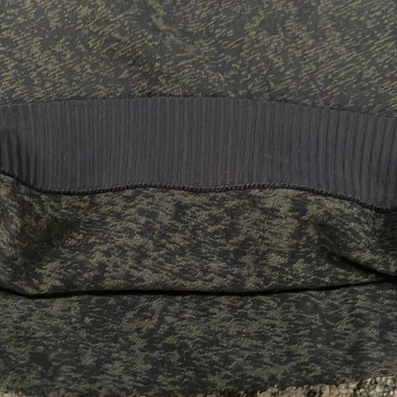 Lululemon Restless 1/4 zip black/army green pull over size 4 - Picture 9 of 11